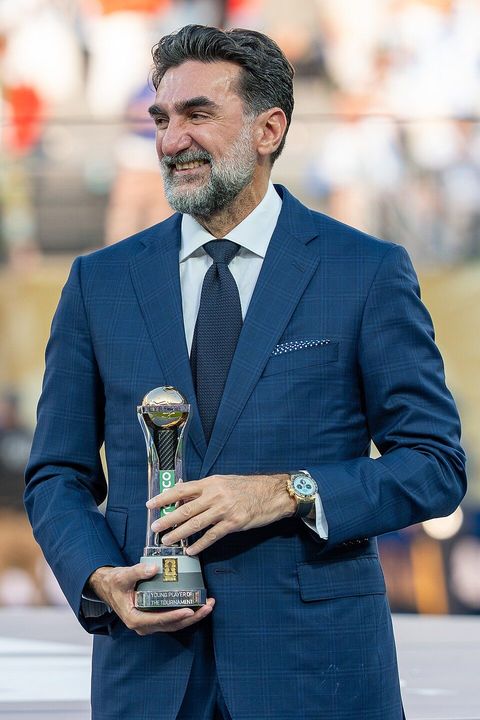 2026年FIFAワールドカップ決勝のアルゼンチン対スペイン戦で、FIFA最優秀若手選手賞を授与するヤシル・アル・ルメイヤン総裁
