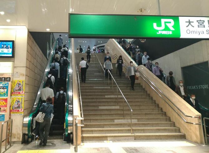 埼玉県でエスカレーターに立ち止まって乗ることを求める条例が施行された10月1日のJR大宮駅。上りのエスカレーターでは、右側を歩行する人も多く見られた。
