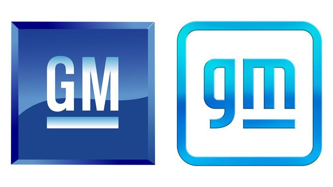 米ゼネラル・モーターズ（GM）の新しいロゴ（右側）。電気プラグをイメージしている。ロゴを変更するのは60年ぶり