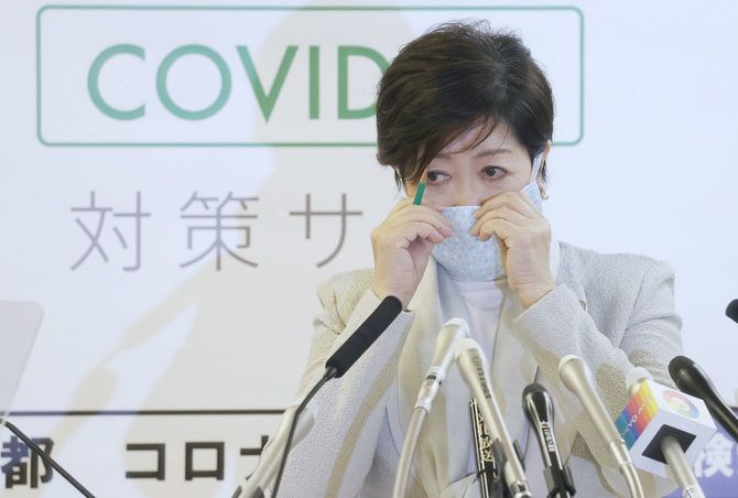 記者会見中にマスクを触る東京都の小池百合子知事