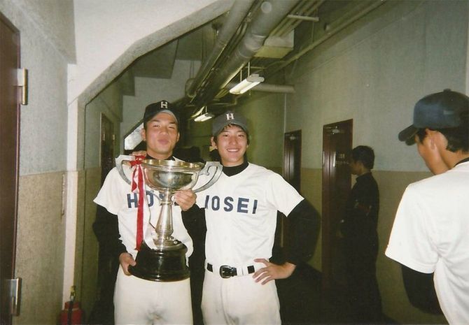6大学野球で優勝した時、神宮球場でチームメイトと記念撮影する山舩さん