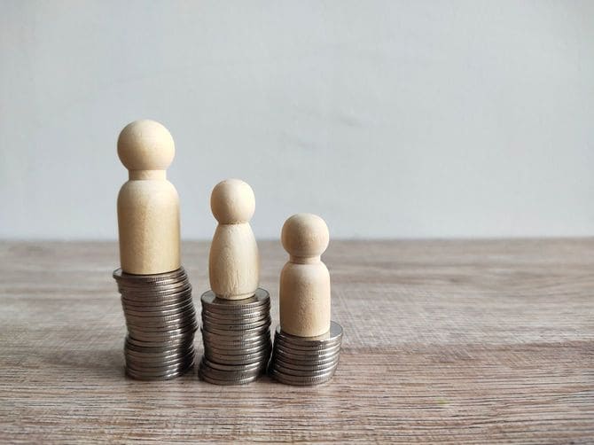 積んであるコインの上にそれぞれ人型の人形