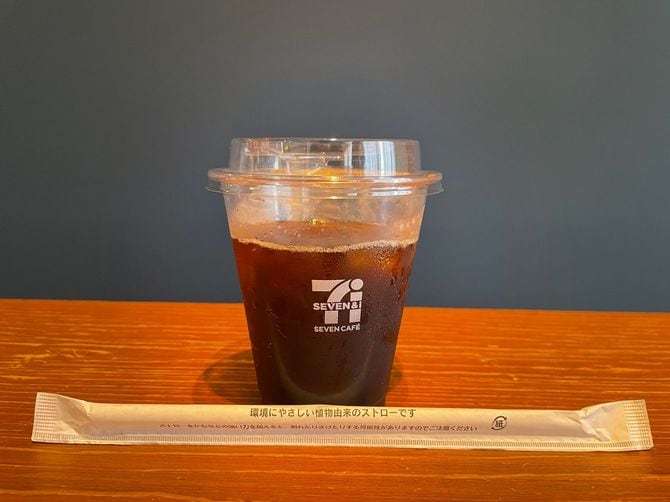 ストローの袋には「環境にやさしい植物由来のストロー」とある