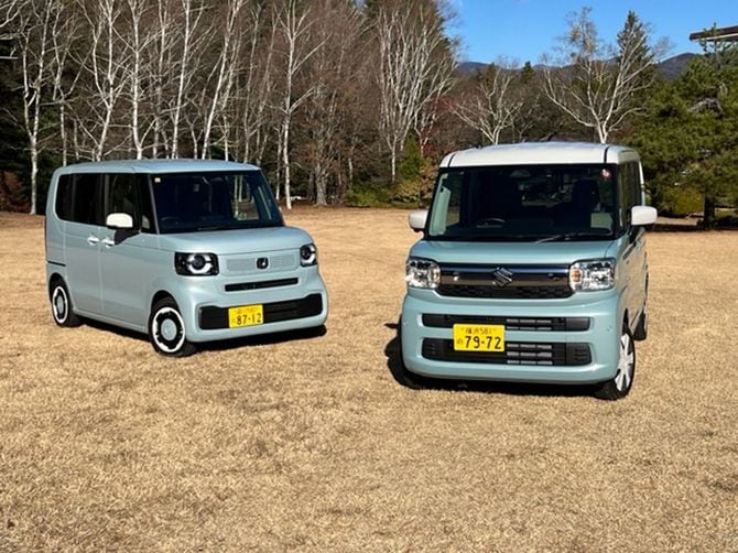 左がホンダ「N-BOX」、右がスズキ新型「スペーシア」