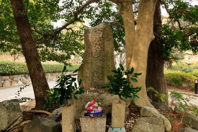 園内の木立にひっそりと立つ今川義元の墓