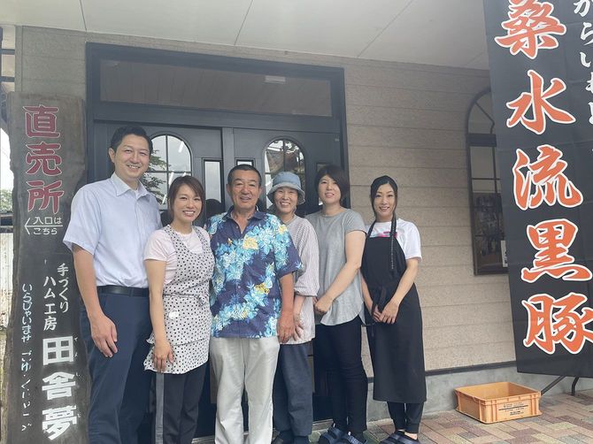 桑水流畜産の太田德尚社長、太田丈菜さん、桒水流浩蔵会長、美穂子さん、浩美さん、潤子さん（左から）