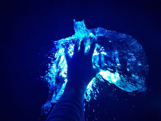 水をつかむ人の手