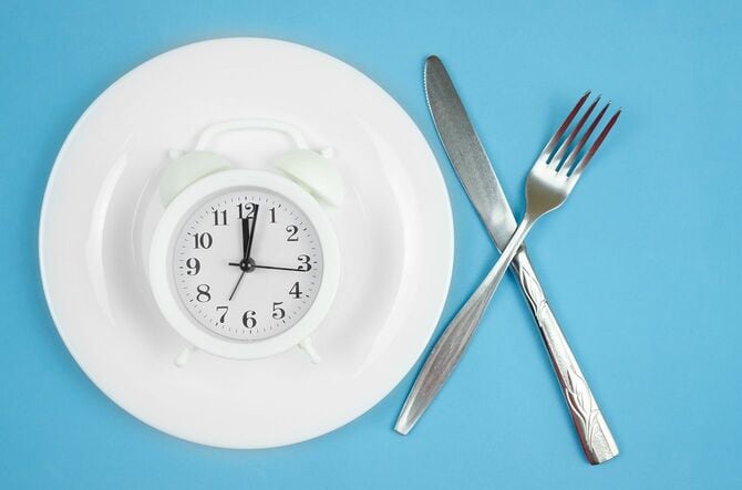 目覚まし時計が皿の上に乗っている