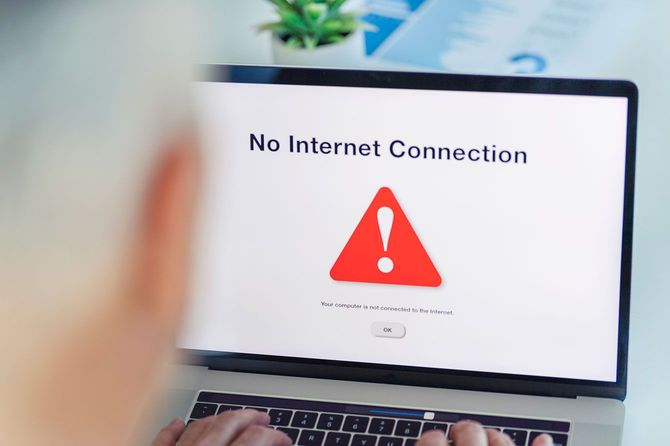 「No Internet Connection」と表示されたパソコン画面