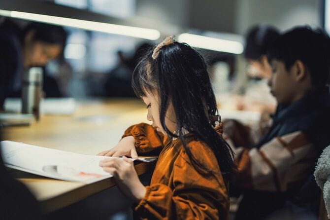 図書館で本を読む少女