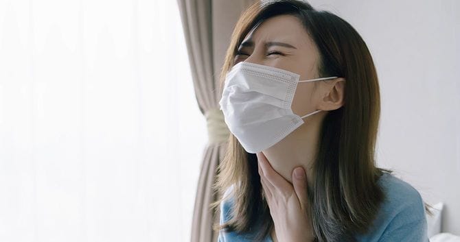 アジアの女性は喉が痛い