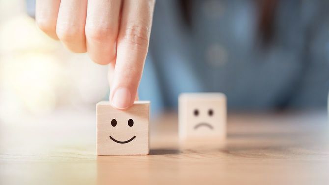 悲しい顔のほうではなく、スマイルマークのキューブを選択した手元