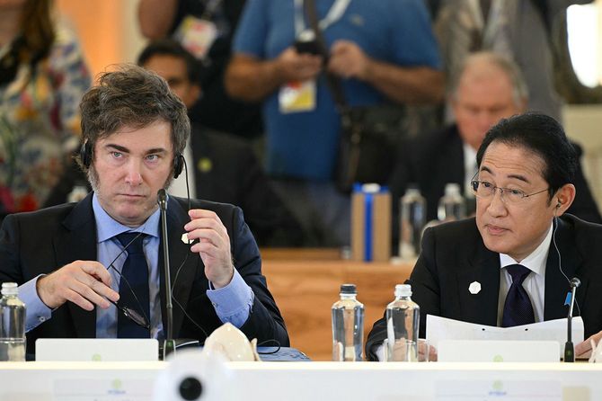 イタリアで開催されたG7サミットに出席するアルゼンチンのハビエル・ミレイ大統領（左）と日本の岸田文雄首相＝2024年6月14日