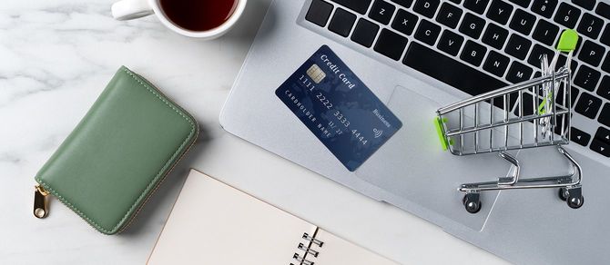 クレジットカードとラップトップコンピュー