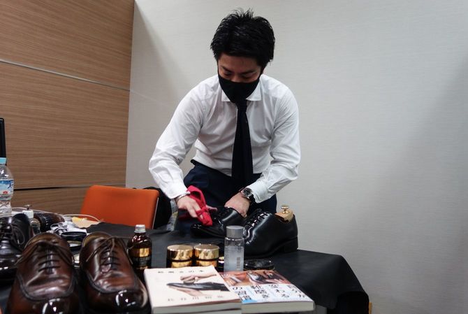 企業への出張靴磨きをする濱岡さん