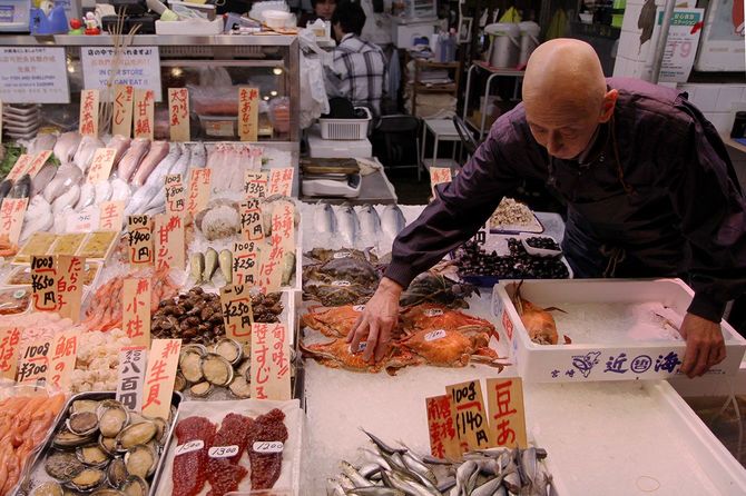 鮮魚店で働く人