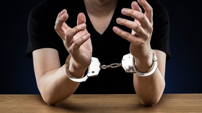 手錠をかけられた男性
