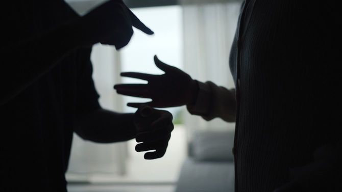 居間でけんかする夫婦