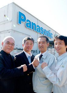 パナソニック ホームアプライアンスマーケティング本部商品グループグループマネージャー中島幸男氏(写真左から2番目)。デザインカンパニーHAデザイン本部南部泰司氏(写真左)、技術本部DPIM推進室今井一夫氏(写真右から2番目)、国内ドラム洗技術グループ松岡真二氏(写真右)。