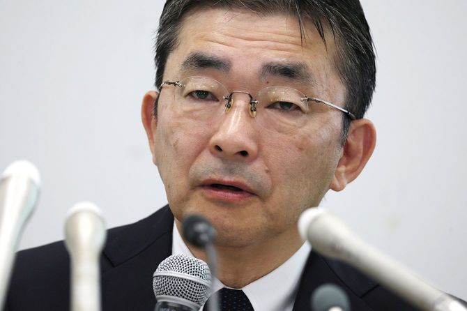 通信障害に関して説明するKDDIの高橋誠社長=2022年7月3日、東京都千代田区