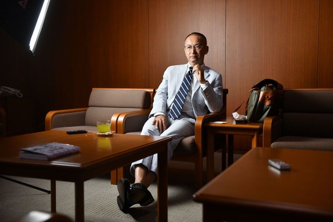 インタビューに応じる前『週刊文春』編集局長、『文藝春秋』編集長の新谷学さん