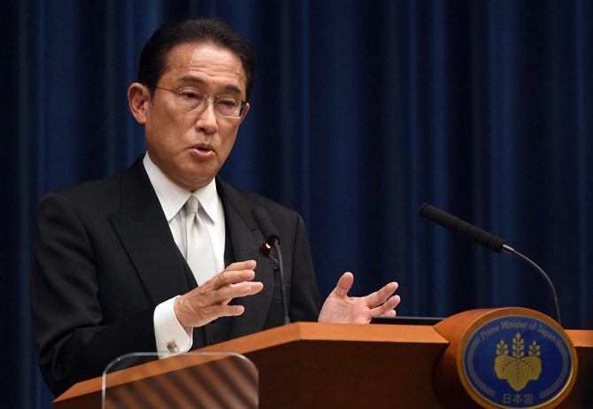第2次岸田内閣発足後、記者会見する岸田文雄首相＝首相官邸で2021年11月10日午後9時37分