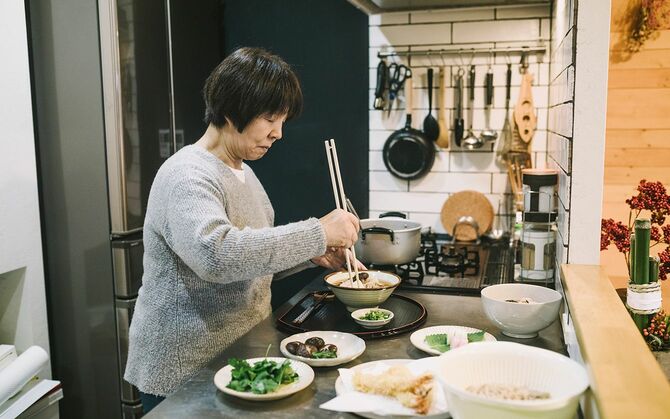 スープを作る年配の日本人女性