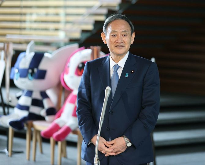 臨時国会召集に当たり記者団の取材に応じる菅義偉首相=2020年10月26日、首相官邸