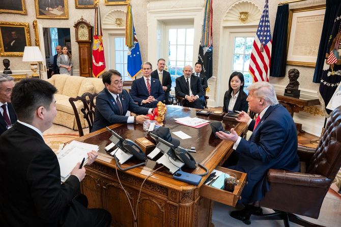 2025年4月16日、ホワイトハウスのオーバル・オフィス（大統領執務室）にて、赤沢亮正・経済財政担当大臣および代表団と会談したドナルド・トランプ大統領