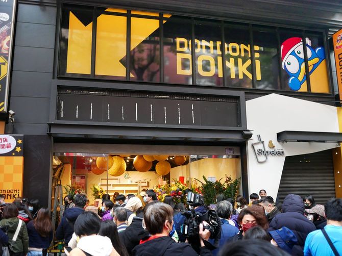 店の前の人ごみ