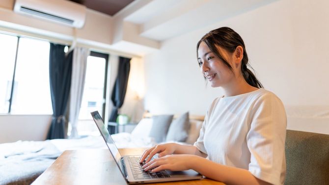 在宅勤務で働く若い女性