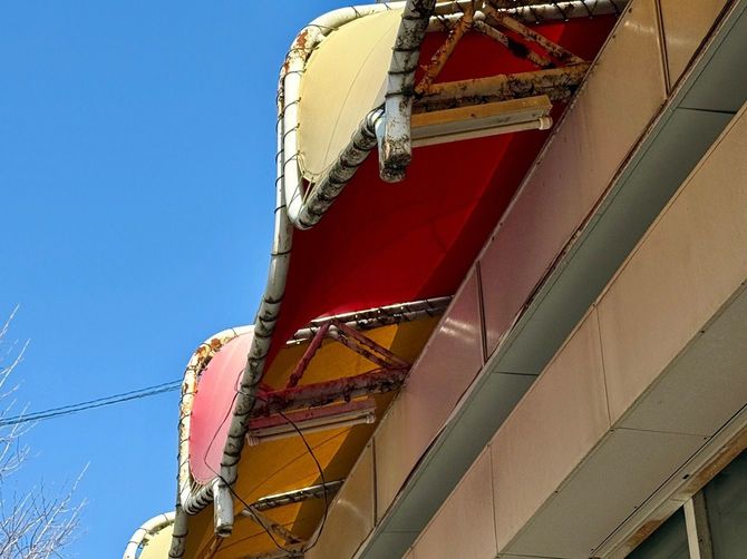 藤が丘ショッピングセンターのテント部分。金属のポールにはサビが目立つ