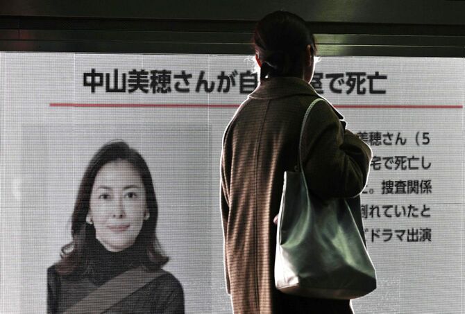 中山美穂さんの死亡のニュースを伝える街頭ビジョン=2024年12月6日午後、東京都港区