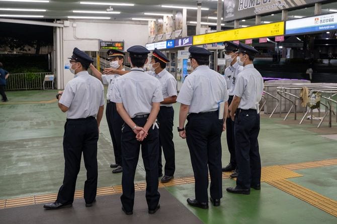 打ち合わせをする駅員のみなさん