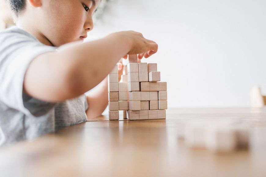 積み木で遊ぶ子供