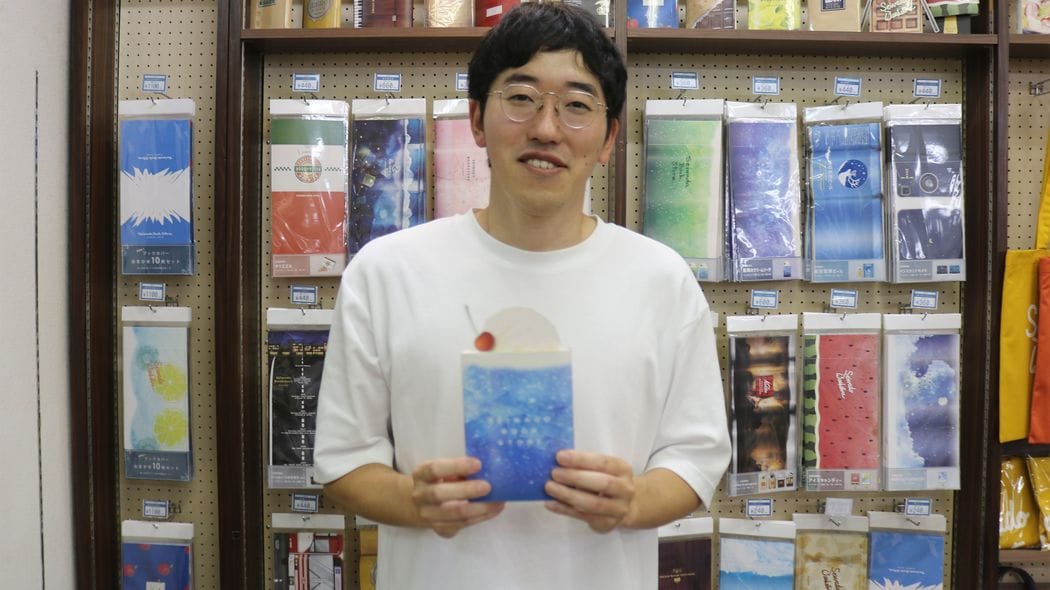 ｢牛乳石鹸のブックカバー｣に大行列ができた…潰れかけた｢町の本屋｣を救った3代目店主の"逆転の仕掛け" ｢店は古くてもお客さんは来てくれる｣