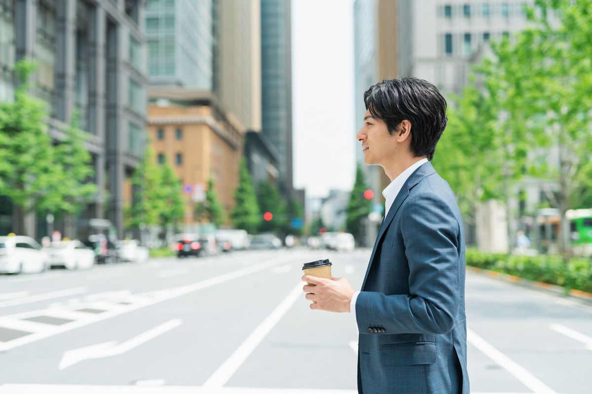 横断歩道を渡る若い実業家