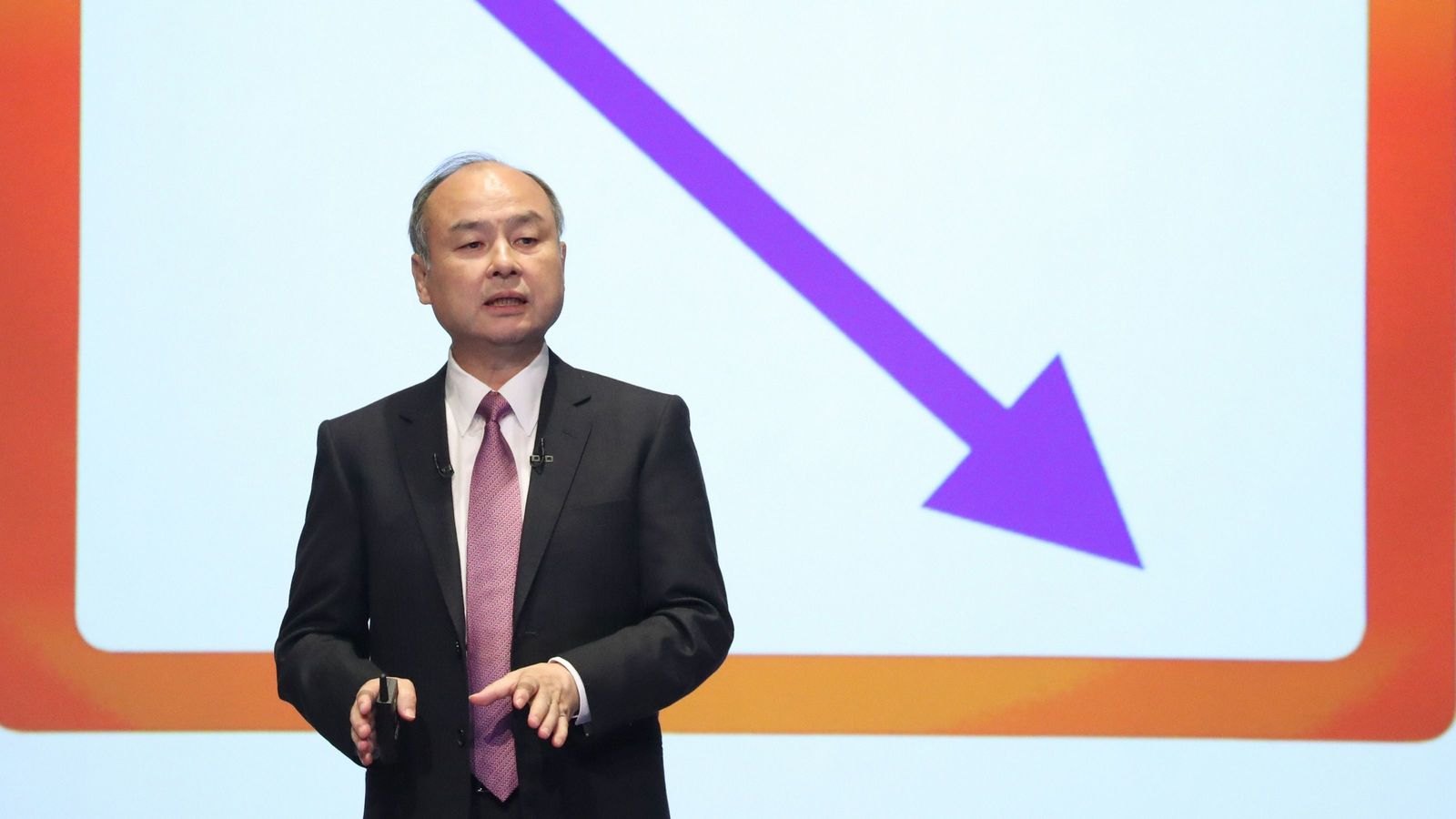 ソフトバンク・ショックと世界経済の恐い関係 なぜボロボロでも投資し続けるのか