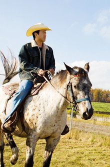 <strong>田中義剛●</strong>1958年生まれ。青森県出身。80年、歌手としてデビュー。87年に東京進出。バラエティ番組で人気を得る。35歳で北海道に移住。同時に牧場経営をスタート。「花畑牧場」ブランドを北海道を代表するブランドへと育て上げた。