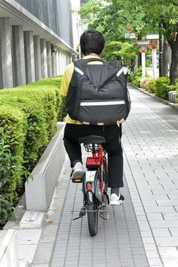 自転車配達員を始めてから2年半がたつA氏。インタビュー場所にも自転車でやってきた。