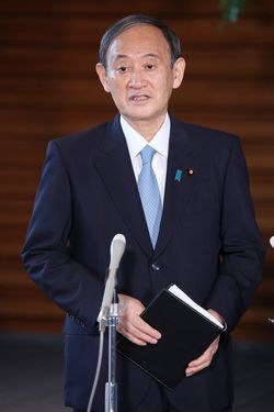 衆院解散や自民党総裁選について、記者団の質問に答える菅義偉首相＝2021年9月1日午前、首相官邸