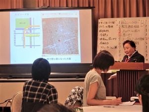 新入社員研修でサンコーインダストリーの歴史を語る玉置さん。