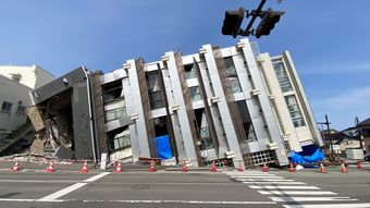 倒壊した7階建てビルはそのまま…マスコミが報じない能登半島"壊滅"被災地で歯食いしばる人々の心の支え
