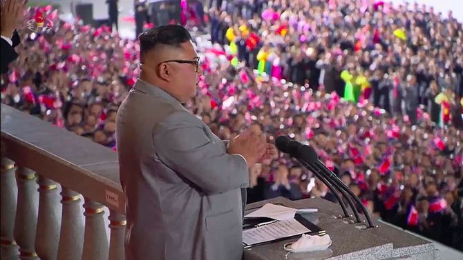 2020年10月10日、平壌で、軍事パレードに際し演説する北朝鮮の金正恩朝鮮労働党委員長［朝鮮中央テレビの映像より］