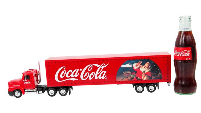 クリスマスのコカ・コーラの赤いトラックとコカ・コーラのボトル