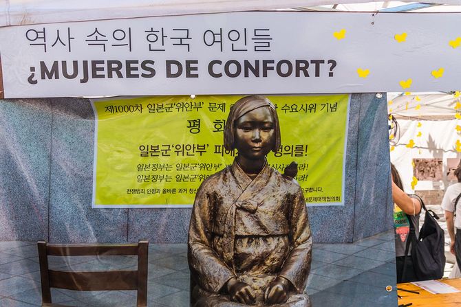 韓国のコミュニティのお祝いで慰安婦の記憶に立つ