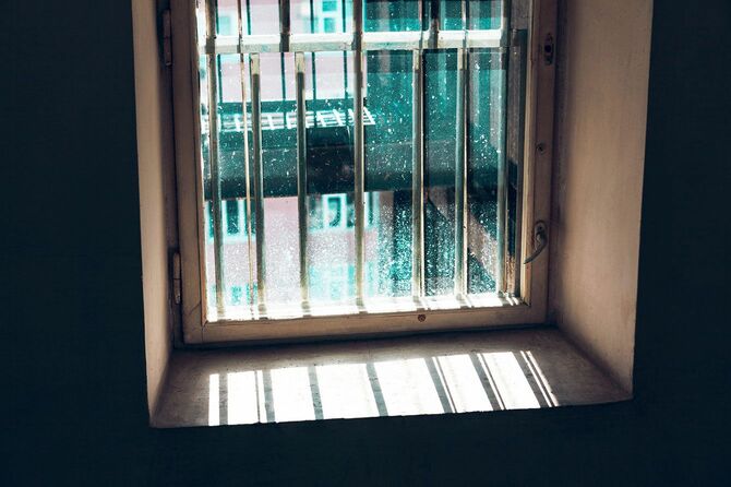 刑務所の格子窓