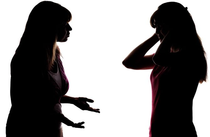 母の言葉に耳をふさぐ娘