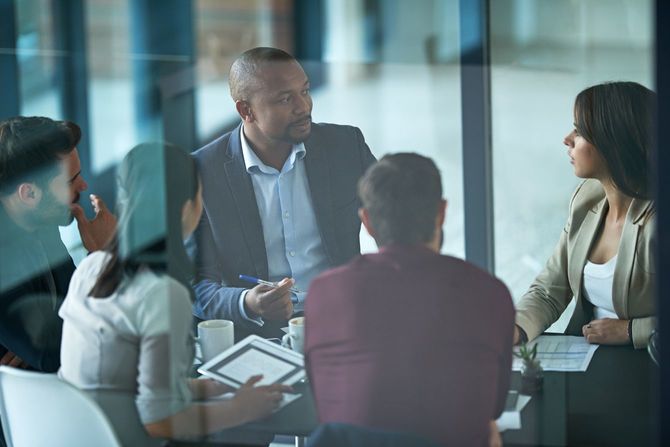 会議室でグループミーティング中