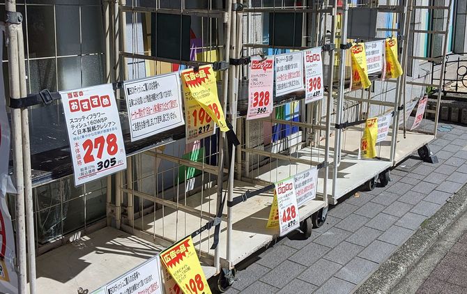 空になったテイッシュペーパーやトイレットペーパーの棚